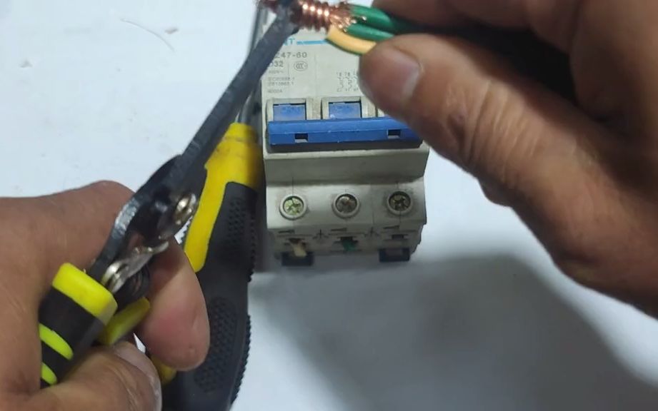 老電工揭秘 開(kāi)關(guān)接線(xiàn)常見(jiàn)誤區(qū)，兩根軟線(xiàn)與一根硬線(xiàn)如何正確連接