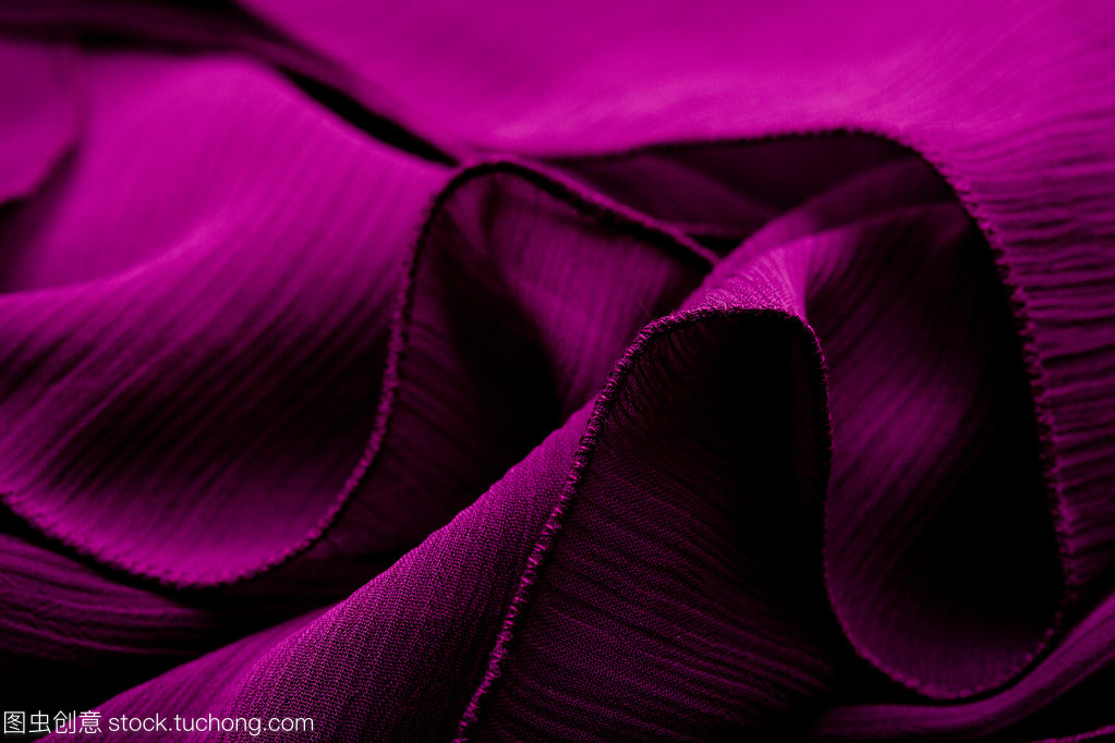 紫韻漣漪 優(yōu)雅起波紋的紡織品藝術(shù)